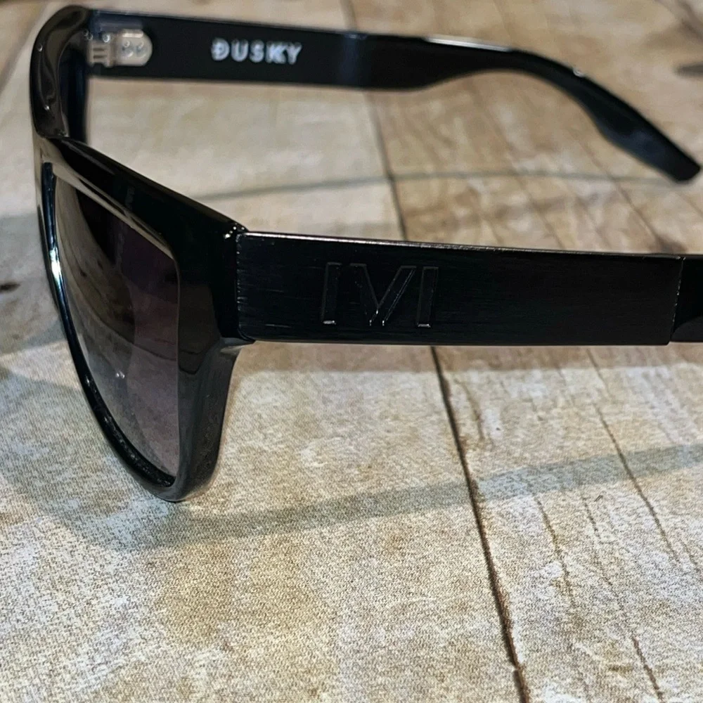 IVI DUSKY black sunglasses NWOT
